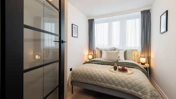 Apartemen Comfort, pemandangan kota | 1 kamar tidur, brankas, dan didekorasi berbeda-beda