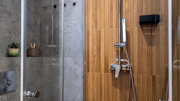 Leilighet – comfort, byutsikt | Bad | Dusj, toalettartikler (inkludert), hårføner og håndklær