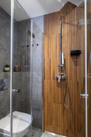 Departamento Confort, vista a la ciudad | Baño | Regadera, amenidades de baño gratuitas, secadora de cabello, toallas 