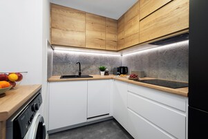 Refrigerador con freezer, horno, placa de cocina, lavavajillas