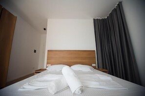 Standard Double Room | Free WiFi, bed sheets - Hotel Besani (Durrës)