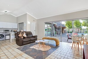 Living area - Charming 2-bedroom cottage in tranquil Randburg with WiFi (Randburg)