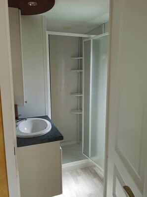 Dusche, Haartrockner, Handtücher, Seife