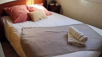 2 bedrooms, desk, bed sheets