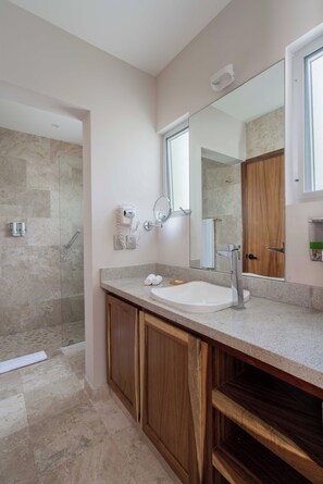 Dusche, Haartrockner, Handtücher, Seife