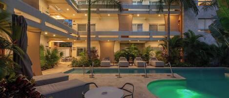 Una piscina al aire libre