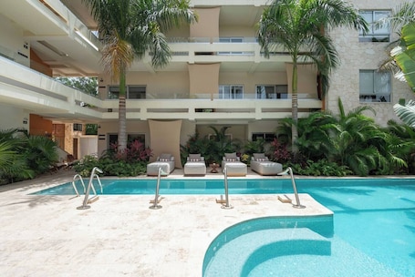 Private condo ideal for groups or families, sleeps 12