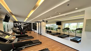 A modern gym with treadmills, stationary bikes, and a weightlifting area. - Condomínio ver de Panorama (Sao Paulo)