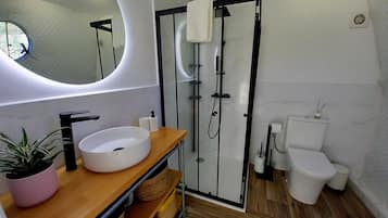 Douche, sĂšche-cheveux, serviettes fournies, savon