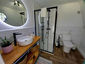 Dusj, hårføner, håndklær og såpe