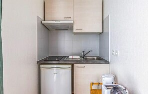 Een koelkast, een microgolfoven, een koffiezetapparaat/waterkoker
