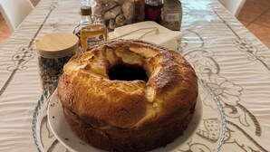 Eine Küche mit einem großen Fenster, einem Tisch mit Kuchen und verschiedenen Küchenutensilien.