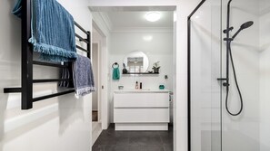 Shower, jetted tub, towels