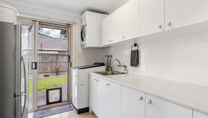 Réfrigérateur, four à micro-ondes, un four, surface de cuisson