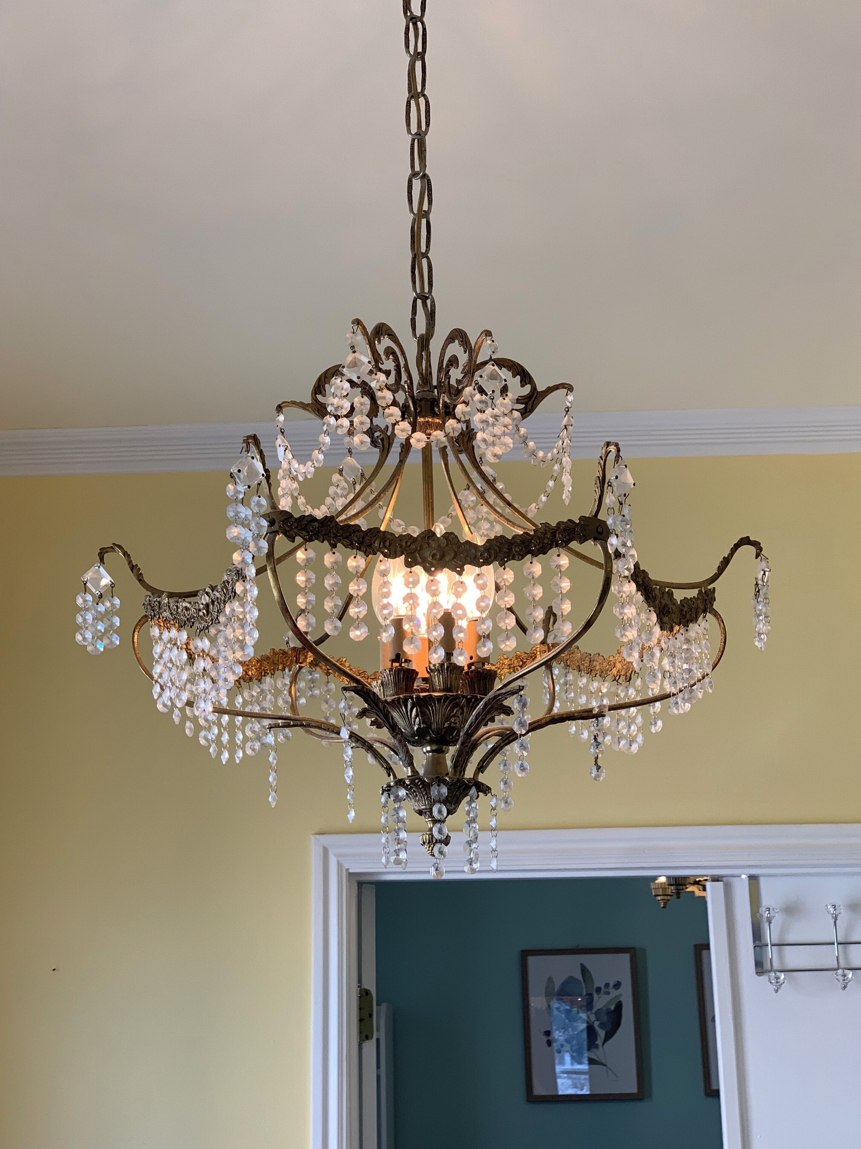 Un lampadario con molteplici bracci e decorazioni in cristallo.