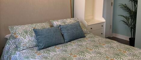 1 habitación, tabla de planchar con plancha, wifi gratis y ropa de cama