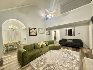 Smart TV, fireplace - Luxury 6 BR Home near Memphis Airport with Upscale Amenities. (MEMPHIS)