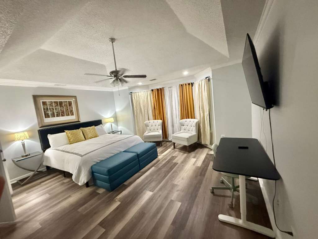 6 makuuhuonetta, tallelokero huoneessa, työpöytä, silitysrauta/-lauta