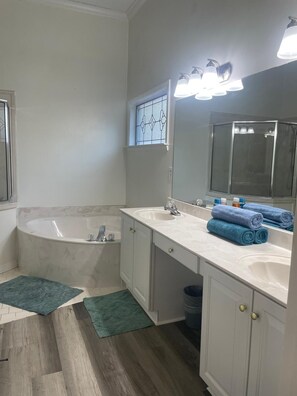 Jetted bath, hair dryer, towels, soap - Luxury 6 BR Home near Memphis Airport with Upscale Amenities. (MEMPHIS)