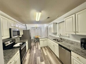 Fridge, microwave, oven, stovetop - Luxury 6 BR Home near Memphis Airport with Upscale Amenities. (MEMPHIS)