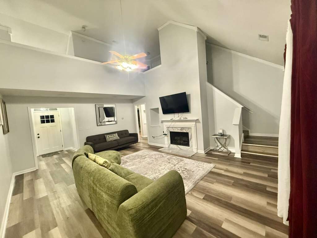 Een smart-tv en een open haard