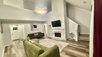 Een smart-tv en een open haard