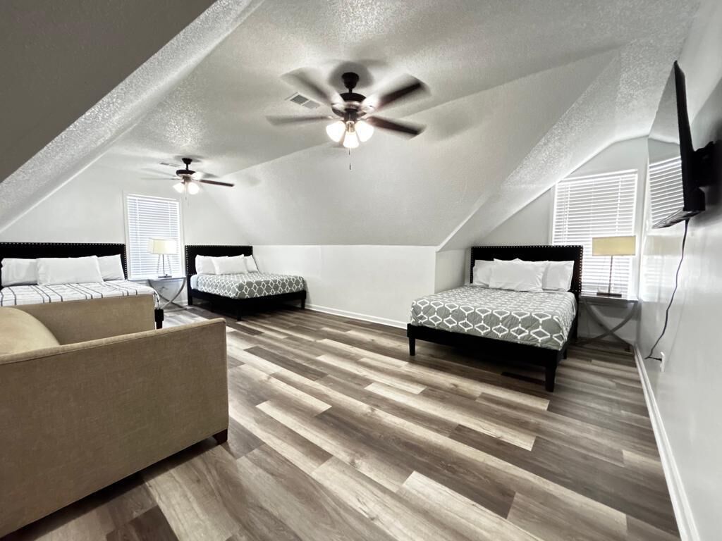 6 bedrooms, in-room safe, desk, iron/ironing board