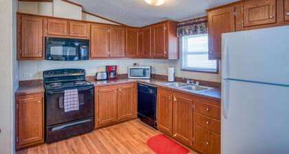 Cozy 2-bedroom mobile home in charming Pecos with AC