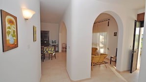 Amplia sala de estar con una mesa de comedor y sillas, un televisor y un sofá.