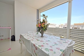 Apartment, Smoking