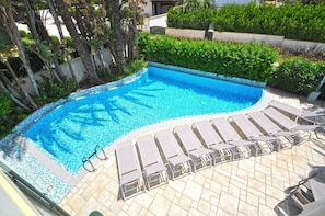 A swimming pool with a tiled deck and lounge chairs. - Residence Arainn Kalepolis - Pool Sleeps 5 Wifi (Ugento)
