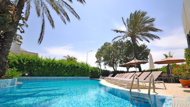 A swimming pool with tiled edges, lounge chairs, and umbrellas. - Residence Arainn Kalepolis - Pool Sleeps 5 Wifi (Ugento)