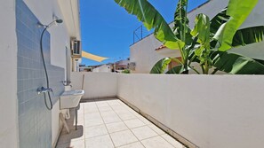 A narrow outdoor bathroom with a shower, sink, and toilet. - Corte 2 in Residence With 5 Beds - 2 Bedrooms (Taviano)