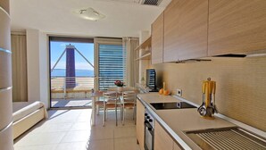 Eine moderne Küche mit Blick auf eine Brücke, ein Essbereich mit Tisch und Stühlen sowie Holzschränke.