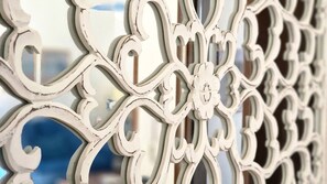 A close-up of a white, ornate metal gate with intricate designs. - Villa Fede - 3 Bedrooms 2 Bathrooms air Conditioning by the sea (Taviano)