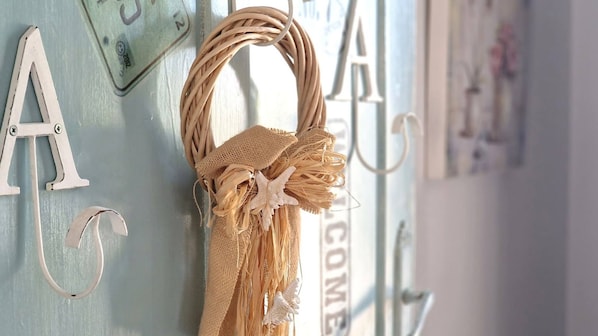 A wall with decorative letters and a woven basket with a bow. - Villa Fede - 3 Bedrooms 2 Bathrooms air Conditioning by the sea (Taviano)