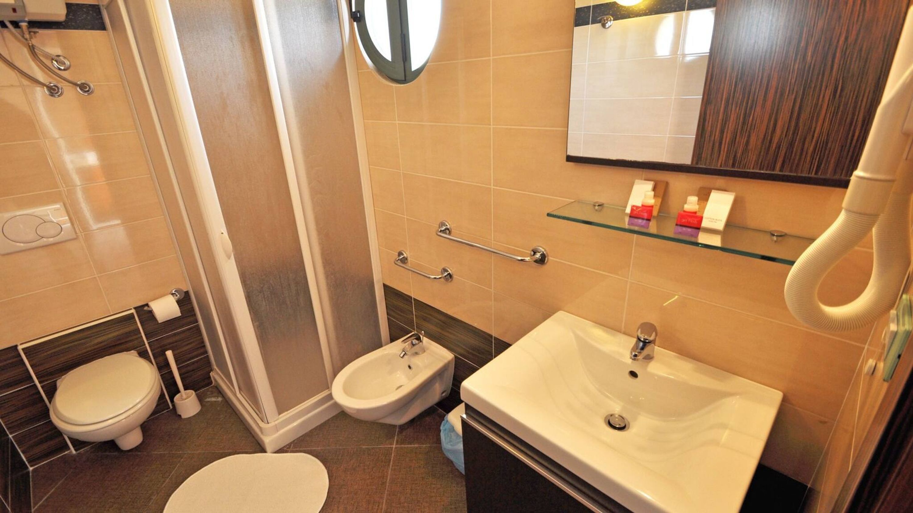 Un baño moderno con inodoro, bidé y lavamanos.