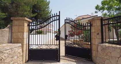 Villetta Nonno Seba Sleeps 4 Just a few Metres From the sea