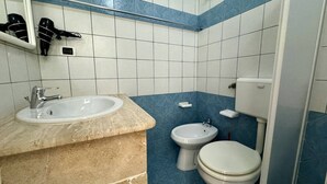 A bathroom with a sink, a bidet, and a toilet. - App al Castello 2 by Salentoaffitti (Alliste)