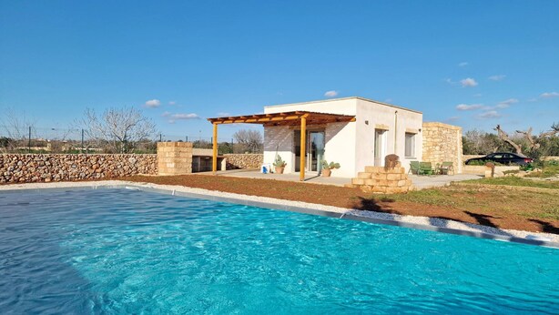A modern house with a pool, stone walls, and a pergola. - Tenuta Alle Macchie in Racale (Racale)
