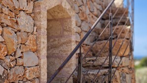 A stone wall with a metal gate. - Trullo Meraviglia in Torre Suda (Racale)