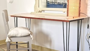 Hus, røyk | 2 soverom og skrivebord