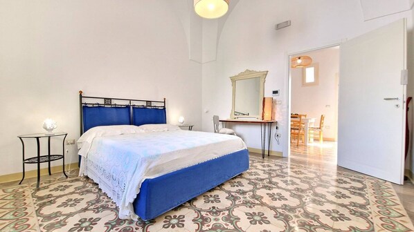 House, Smoking | 2 bedrooms, desk