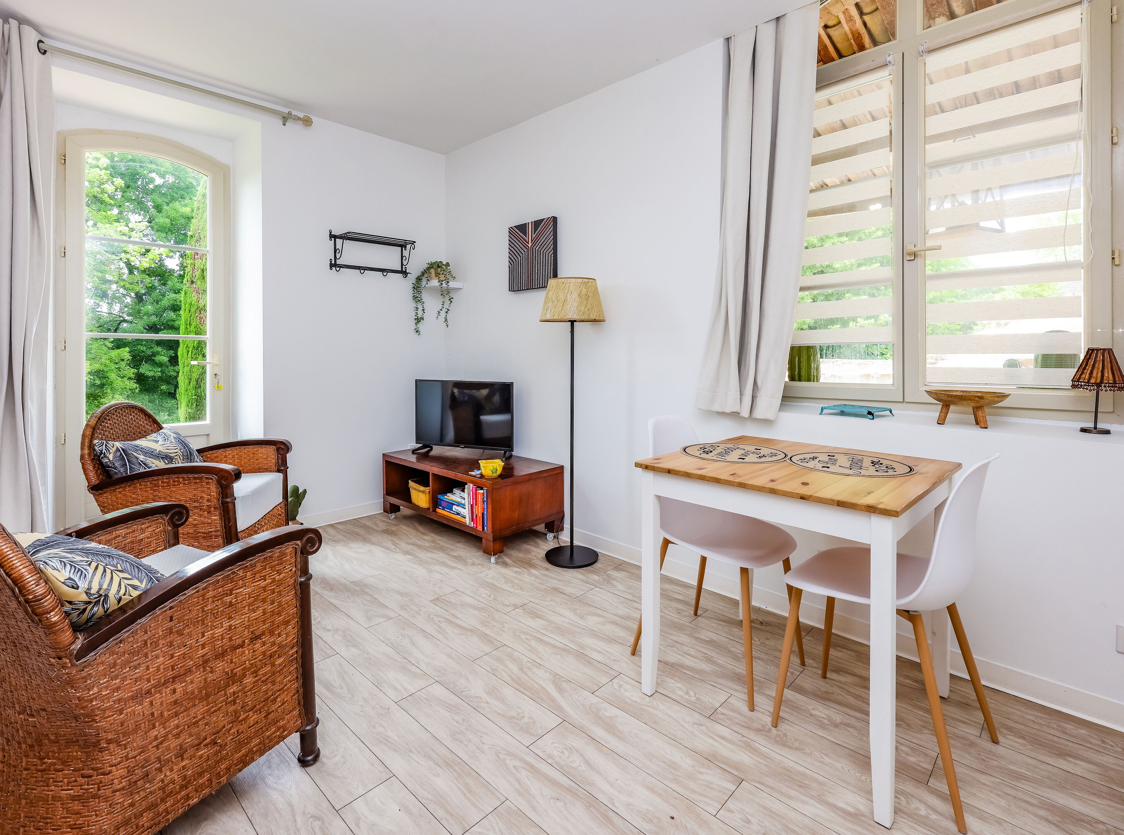 Salon TV et coin repas