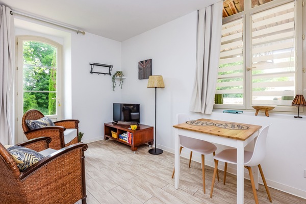 Salon TV et coin repas