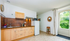 Frigorífico, microondas, placa de cocina y cafetera o tetera