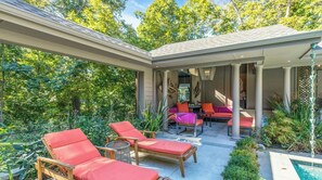 Terrace/patio - 3BR secluded gem w/ pool, minutes to beaches/marinas, walk to town & restaurants (Hampton Bays)