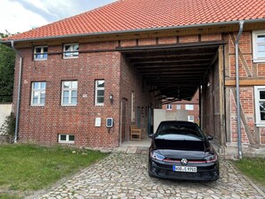 Exterior - Vacation apartment & studio with outdoor lounge & barbecue (Oebisfelde)