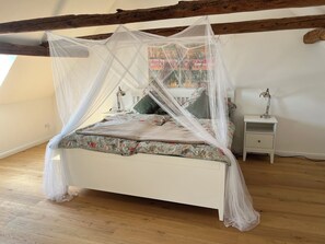 2 bedrooms, iron/ironing board, WiFi, bed sheets - Vacation apartment & studio with outdoor lounge & barbecue (Oebisfelde)