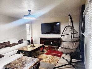 Smart-tv, een open haard, tafelvoetbal en een computerscherm